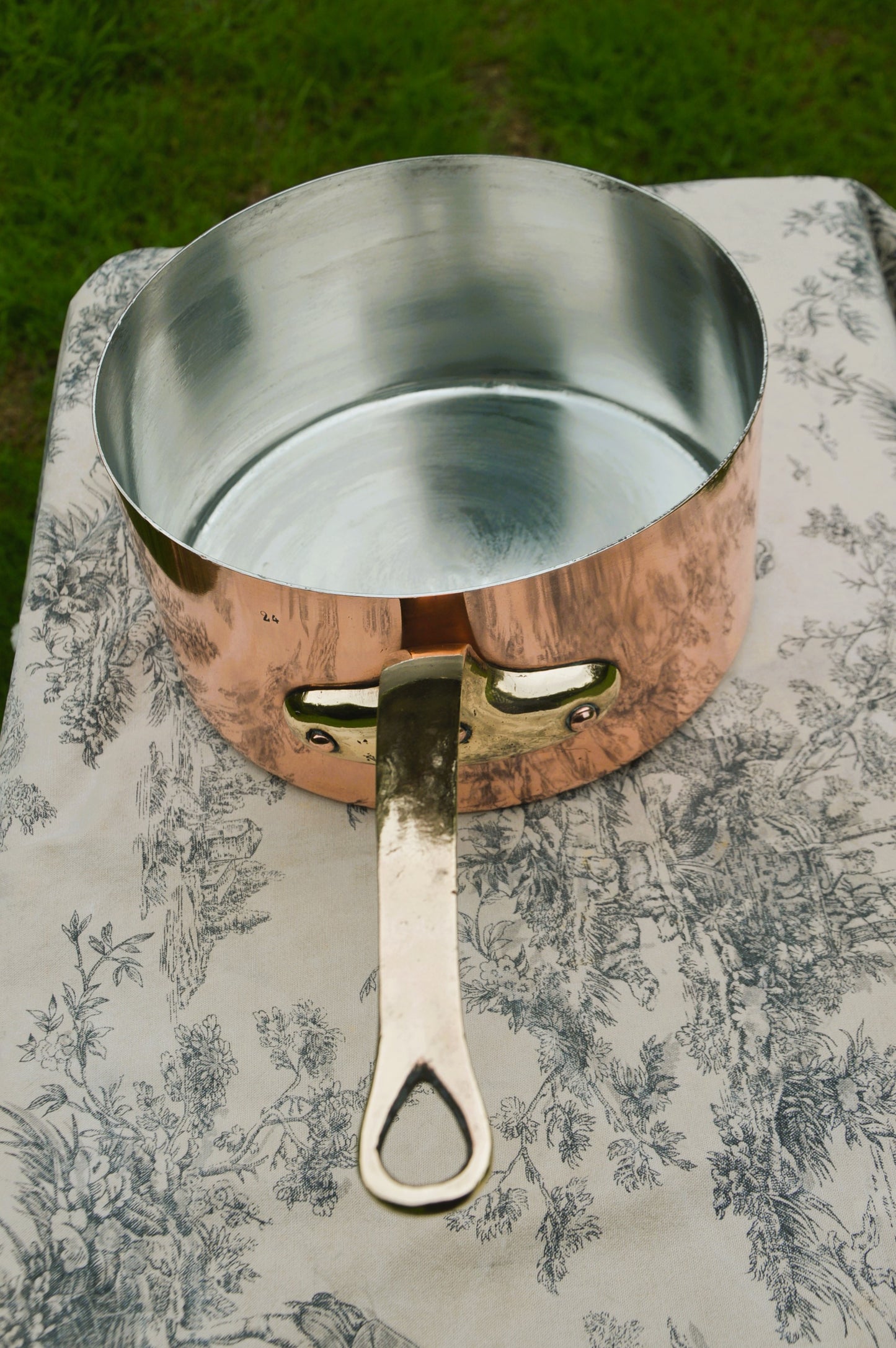 Casserole en cuivre antique Nouvelle boîte et couvercle Poignées en bronze Casserole en cuivre France 1,3 mm 26 cm 3,06 kilos 6 lb 12 oz Marmite MASSIVE Martelée Nouvelle boîte