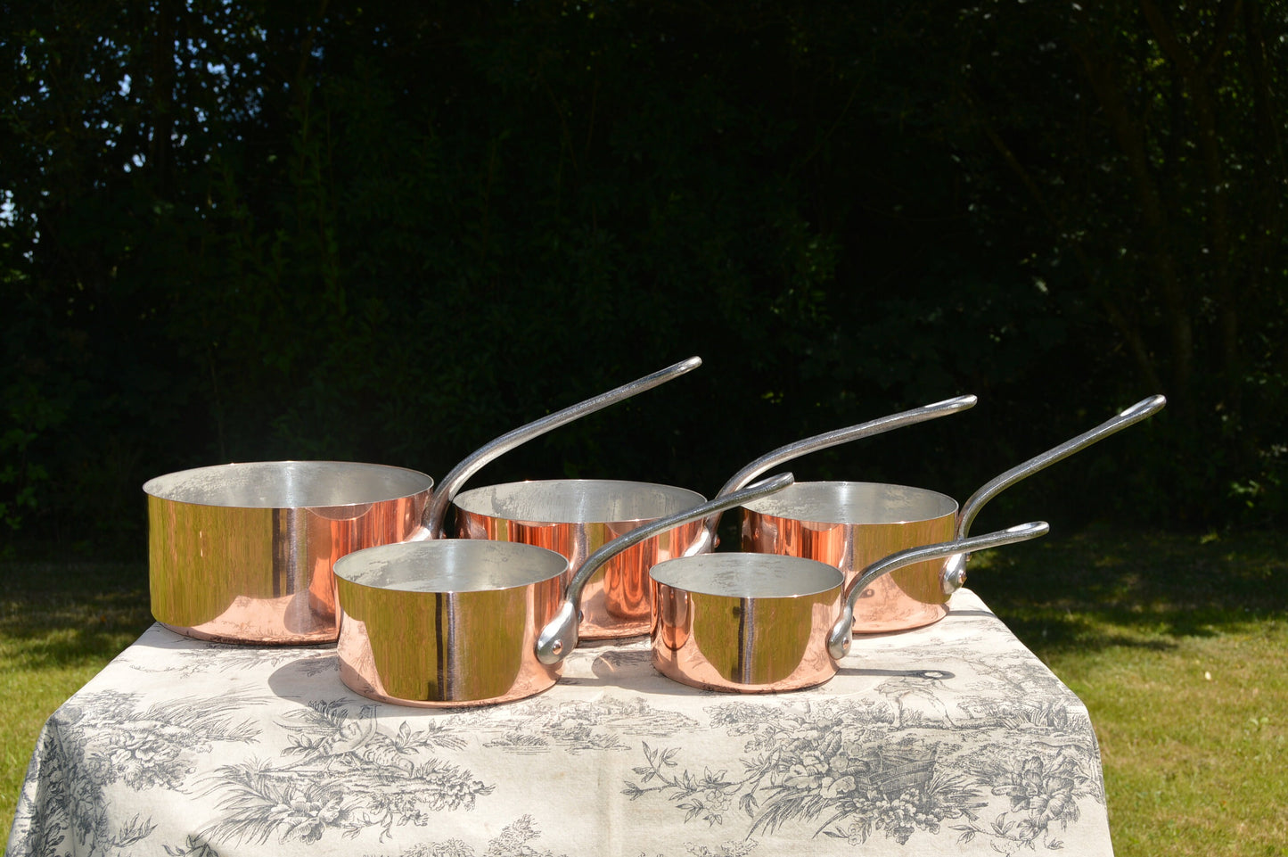 GAOR Cinq 1,3-1,7 mm Ensemble de cuivre français vintage Cinq casseroles en cuivre graduées doublées d'étain Fabuleuses bases martelées 12 cm-20 cm polies professionnellement