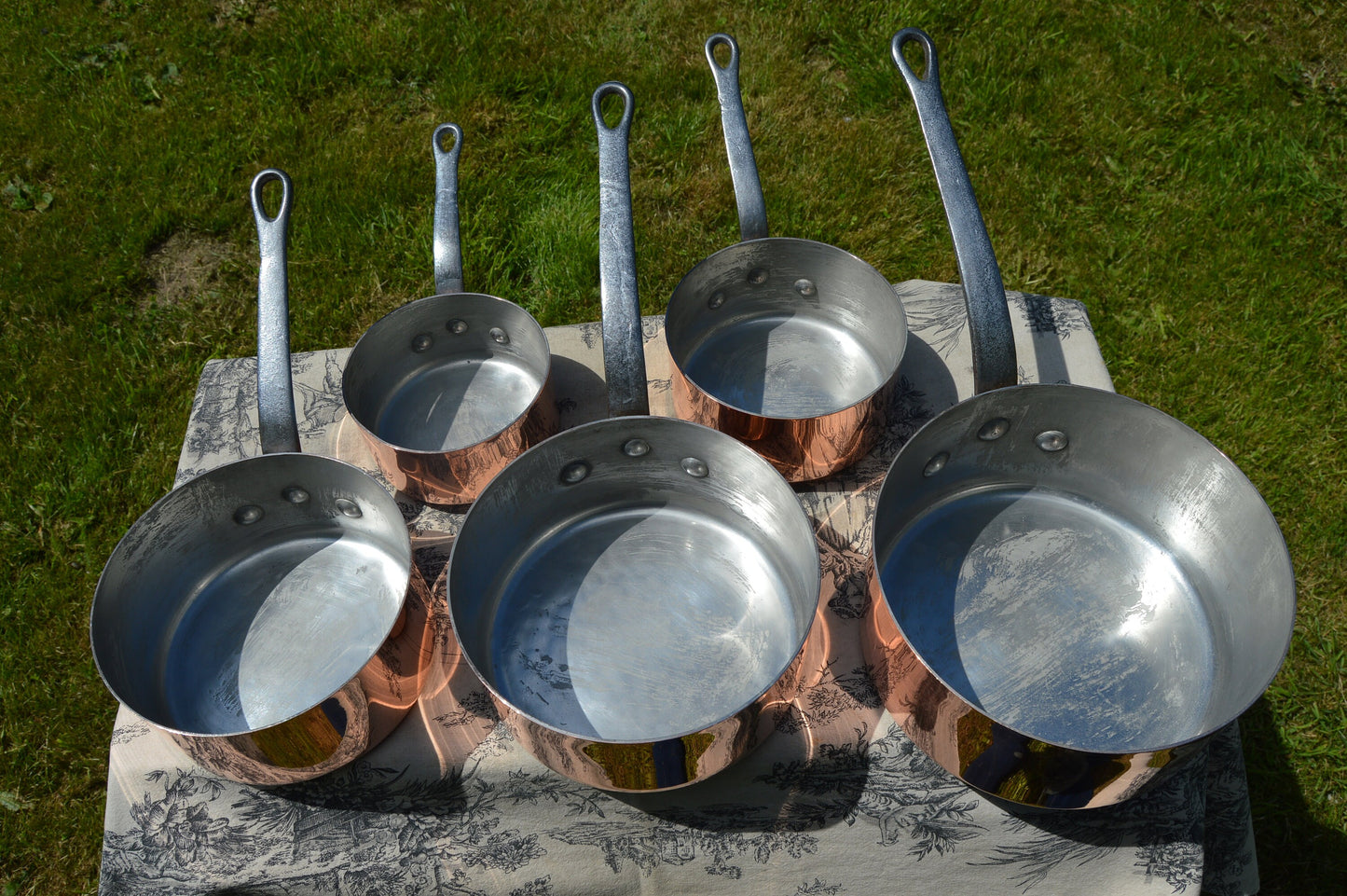 GAOR Cinq 1,3-1,7 mm Ensemble de cuivre français vintage Cinq casseroles en cuivre graduées doublées d'étain Fabuleuses bases martelées 12 cm-20 cm polies professionnellement