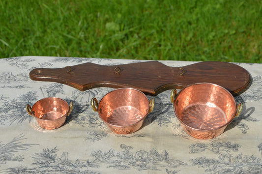 Petit trio vintage Cuivre Jam Pans Little Jam Servers Marmalade Containers Français Small Dents Copper Pots Bronze Handles Oak Back Minatures