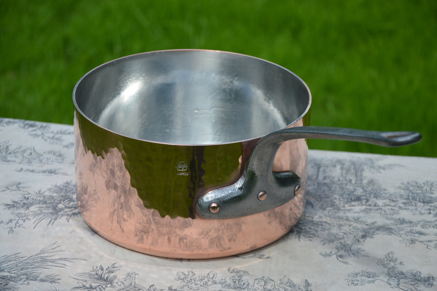 Casserole martelée en cuivre vintage français Matfer 22 cm 8 5/8" Villiedieu 2,3 ​​mm Sauteuse avec poignée en fonte Nouvelle étain essuyé à la main artisanal