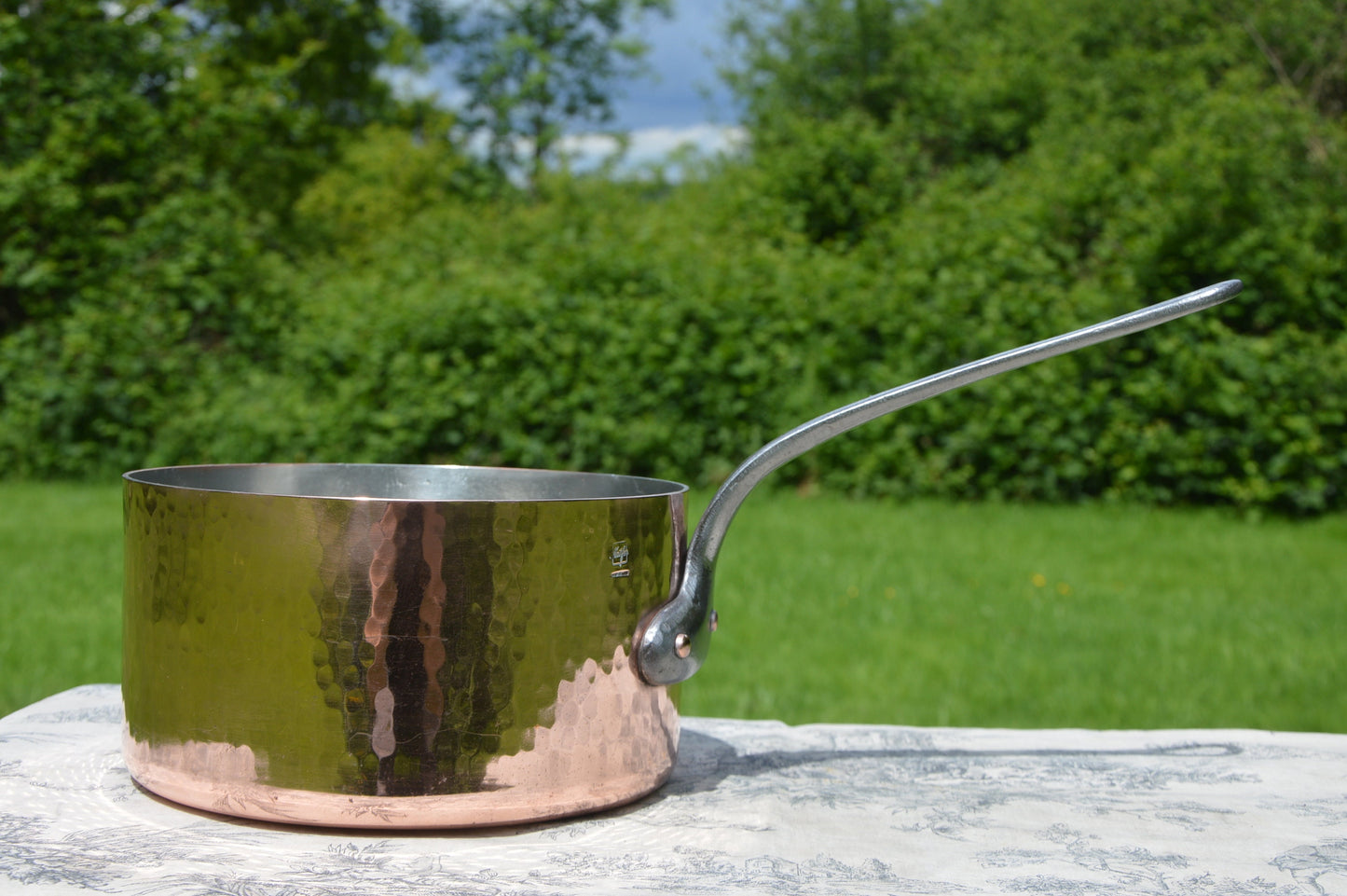 Casserole martelée en cuivre vintage français Matfer 22 cm 8 5/8" Villiedieu 2,3 ​​mm Sauteuse avec poignée en fonte Nouvelle étain essuyé à la main artisanal