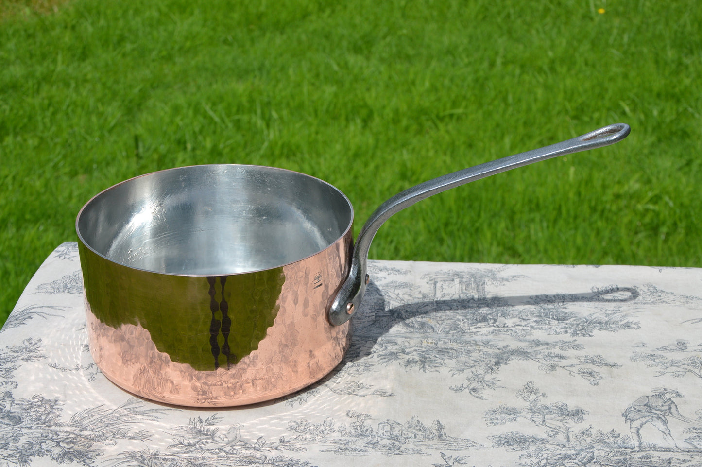 Casserole martelée en cuivre vintage français Matfer 22 cm 8 5/8" Villiedieu 2,3 ​​mm Sauteuse avec poignée en fonte Nouvelle étain essuyé à la main artisanal