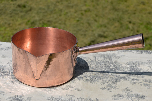 Casserole à sucre en cuivre antique avec poignée creuse 1,7 mm 16 cm bec traditionnel Superbe poêle à caramel patinée Une vraie trouvaille Une vraie poêle à pâtisserie