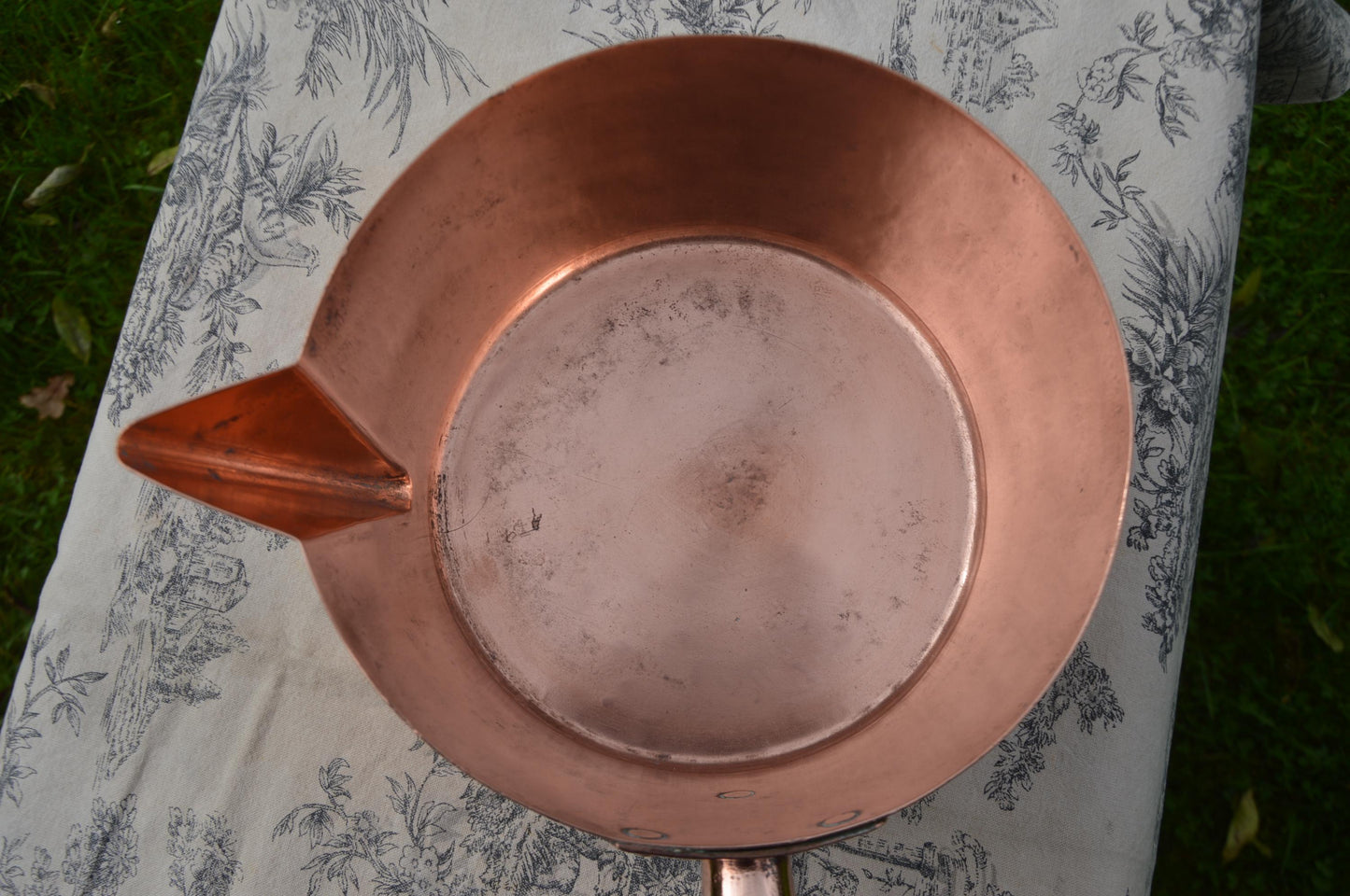 Antique Copper Sugar Pan 1.1mm 22cm Hand Raised Hammered Traditional Spout Fabulous Patina Caramel Pan Patissier Pan Wooden Handle